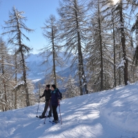 Schneeschuhwandern auf dem Winterwanderweg im Skigebiet Watles