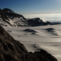 Den Hunerkogel kann man ganz einfach am Gletscherweg umrunden oder auch direkt an den Felsen mit leichter Kletterei.