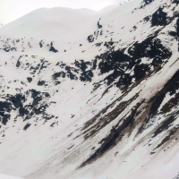 Eiskögele Skitour 03: Auf Höhe Schönwieshütte ist hier nun mittig der Steilhang zu sehen, der Richtug Eiskögele führt. Sieht hier anspruchsvoller aus als es ist.