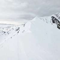 Skitour Peistakogel 10: Der Kamm, welcher zu einem weiteren Gipfelkreuz. Ungespurt ist dieser leider sehr mühsam und etwas heikel.