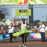 Erick Kiptanui gewinnt mit Weltjahresbestzeit und Streckenrekord (58:42 Minuten) den Berliner Halbmarathon (C) SCC EVENTS/camera4