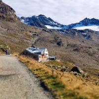 Dreiländerspitze 37: Blick zurück auf die Hütte mit Dreiländerspitze und Piz Mon.