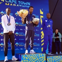 Männersieger Marathon 2023 (von li.): Kipkorir, Gebre, Mokoka. Foto: Lisa Carter
