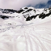 Sulzkogel Skitour 12: Beim Felsen halblinks ist entweder ein Aufstiegs links oder rechts danaben möglich.