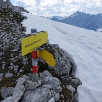 Großer Buchstein - Westgrat: Nach rund 150 Metern am Rande des Gipfelplateus erreicht man den Klettersteig, den man sowohl als Aufstiegs- als auch als Abstiegsroute nehmen kann.