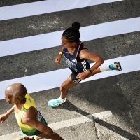 Sanlam-Marathon: Frauensiegerin mit &quot;Edel-Hase&quot; (Foto: Caleb Bjergfelt)