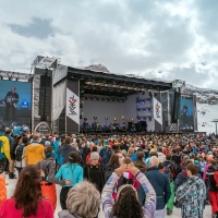 Das „Top of the Mountain Spring Concert” findet auf der legendären Ischgl Stage auf 2.320 Metern Seehöhe in der Silvretta Arena statt. Foto: © TVB Paznaun - Ischgl