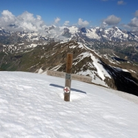 Das Gipfelkreuz ist zur Hälfte eingeschneit. Vor etwa einem Monat lag dort weniger Schnee.