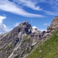 Lustige Bergler Steig 23: Der Weiterweg verläuft nun unterhalb der zentral sichtbaren Malgrubenspitze zur noch nicht sichtbaren Hochtennspitze.