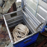 Grossglockner (45) Vor dem Hofmannkees sind Seil und Eispickel in einer Truhe aufbewahrt. Ich nehme mal an, eine Notfallausrüstung.