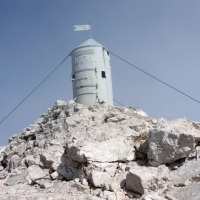 Das Gipfelkreuz und gleichzeitig auch Schutzunterkunft