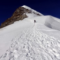Jungfrau-Normalweg-10: Kurz vor den Felsen muss man über einen sehr schwer begehbaren kleinen Steilhang eine Gletscherspalte passieren.