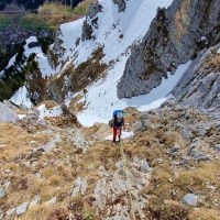Hüttengrat 13: Nach der Kletterei folgen 3 Abseillängen. Rote Punkte kennzeichnend hervorragend die Abseilstellen.