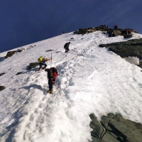Großglockner Aufstieg 14: Nach dem Glocknerleitl wechseln nun Schneegestapfe und einige Kletterstellen, auch da mit schwieriger Schneesituation.