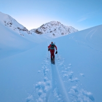 Skitour Kuhscheibe 00: Nach der Abfahrt über den Steilhang hält man sich nun möglichst weit rechts Richtung Roskar, um zu den Aufstiegsspuren Richtung Kuhscheibe zu gelangen.