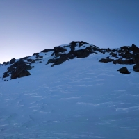 Lampsenspitze Skitour 15: Nun rechts über den Grat hinauf. Die Standardroute führt links auf den Gipfel. Aufgrund leichten Zeitmangels nehmen wir die direktere Variante.