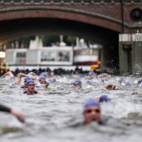 Jedermann-Teilnehmer auf der Schwimmstrecke © Getty Images for IRONMAN
