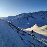 Mölser Sonnenspitze 20: Kurz vor dem Gipfel werden die Ski abgeschnallt. Zu eisig. Zu wenig Schnee.
