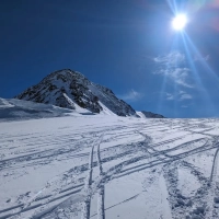 Skitour Wildspitze 04: Nach der Rechtsquerung wird nun geradeaus der Hintere Brochkogel anvisiert.