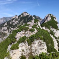 28 : Grete Klinger Steig, weit im Hintergrund (noch bedeckt), das Gipfelziel