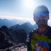 Jubiläumsgrat 23: Selfie von der Zugspitze mit Jubigrat im Hintergrund.