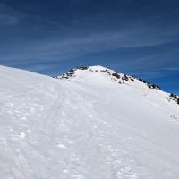 Skitour Guslarspitzen 14: Das Gipfelkreuz der Mittleren Guslarspitze.