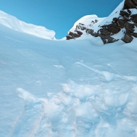 Sechszeiger Skitour 07: Die letzte Stufe vor dem Gipfel erst nach mehreren Anläufen geschafft. Rechts gibt es ein Fixseil, das sitzt allerdings im Schnee fest.