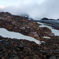 Wildspitze 05: Beginn der &quot;tatsächlichen Hochtour&quot;. Zu Beginnd des Gletschers noch auf den Felsen halten. Danach den Gletscher halbrechts queren